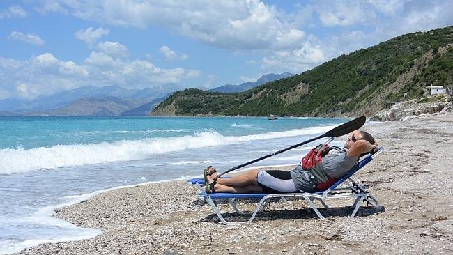 Χιου Κίγκστον: Ο Αυστραλός που γύρισε τη Μεσόγειο με το κανό του για τα παιδιά της Συρίας -Πού πήγε στην Ελλάδα [εικόνες] | iefimerida.gr 15