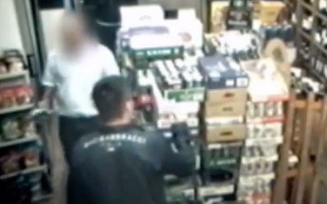 Ο απίστευτος ληστής: Υπνωτίζει ιδιοκτήτη κάβας και μετά τον κλέβει [βίντεο] | iefimerida.gr 0