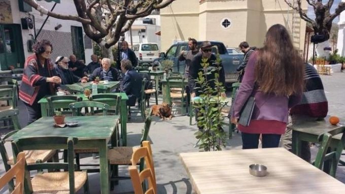 Ο «Ιησούς από την Ναζαρέτ» στα Ανώγεια της Κρήτης για ρακές [εικόνες]  | iefimerida.gr 0