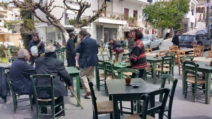 Ο «Ιησούς από την Ναζαρέτ» στα Ανώγεια της Κρήτης για ρακές [εικόνες]  | iefimerida.gr 1