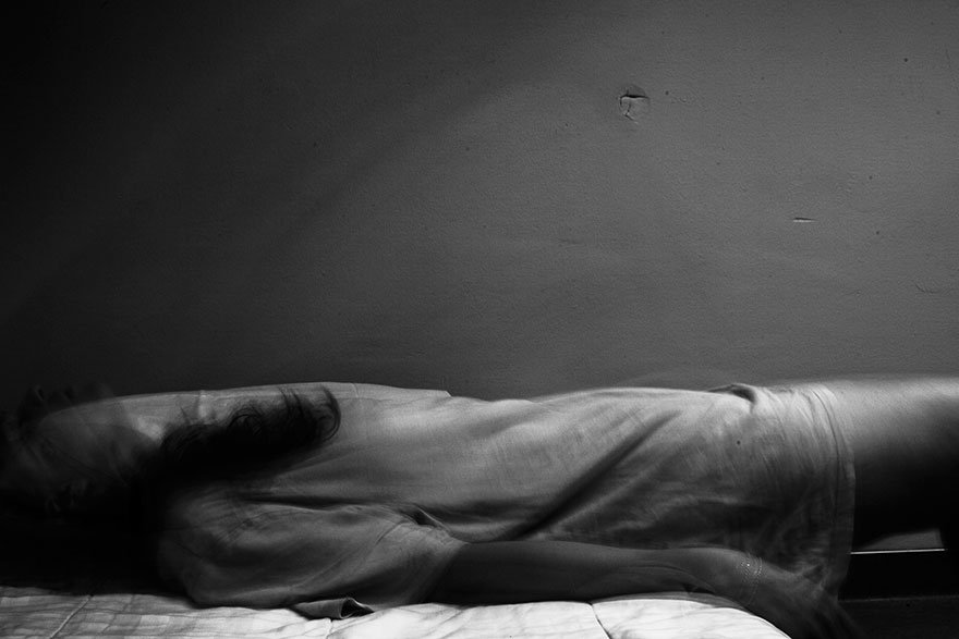 Μέσα στο ψυχιατρείο: Μια κοπέλα φωτογραφίζεται μετά από απόπειρα αυτοκτονίας [εικόνες] | iefimerida.gr 1