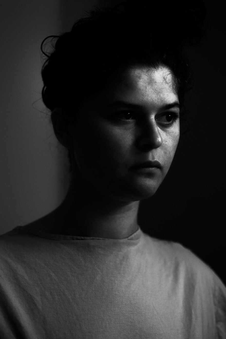 Μέσα στο ψυχιατρείο: Μια κοπέλα φωτογραφίζεται μετά από απόπειρα αυτοκτονίας [εικόνες] | iefimerida.gr 5