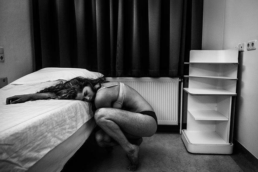 Μέσα στο ψυχιατρείο: Μια κοπέλα φωτογραφίζεται μετά από απόπειρα αυτοκτονίας [εικόνες] | iefimerida.gr 0