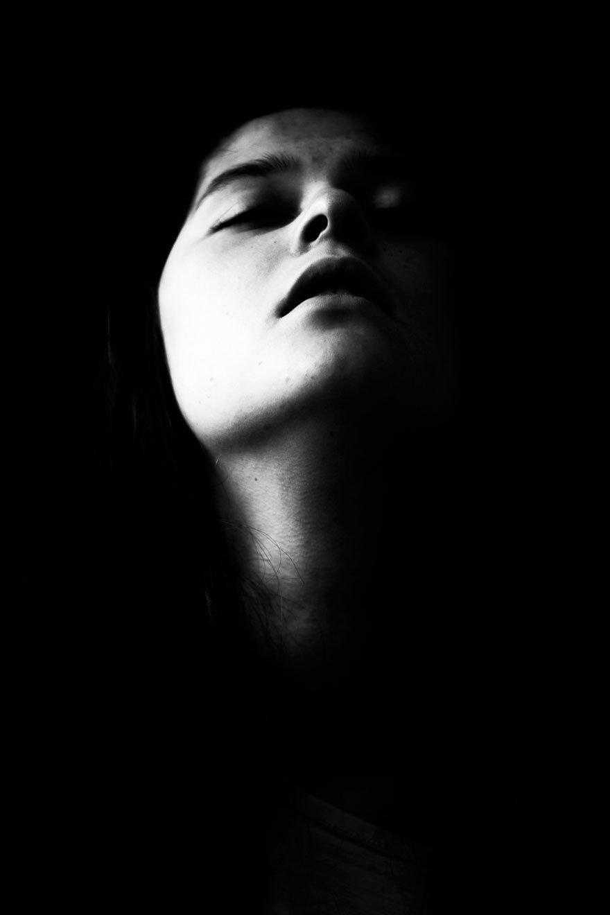 Μέσα στο ψυχιατρείο: Μια κοπέλα φωτογραφίζεται μετά από απόπειρα αυτοκτονίας [εικόνες] | iefimerida.gr 7