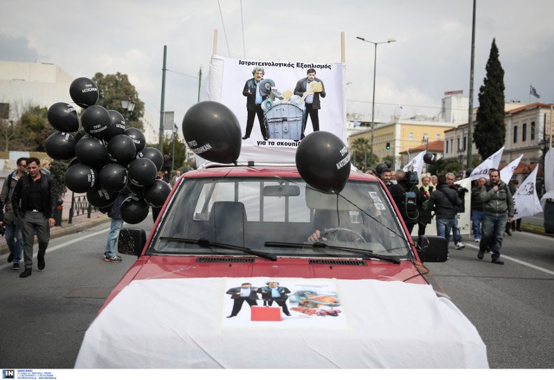 Με πανό κατά Τσίπρα-Καμμένου και με ασθενή σε καρότσα η διαμαρτυρία των γιατρών [εικόνες] | iefimerida.gr 3