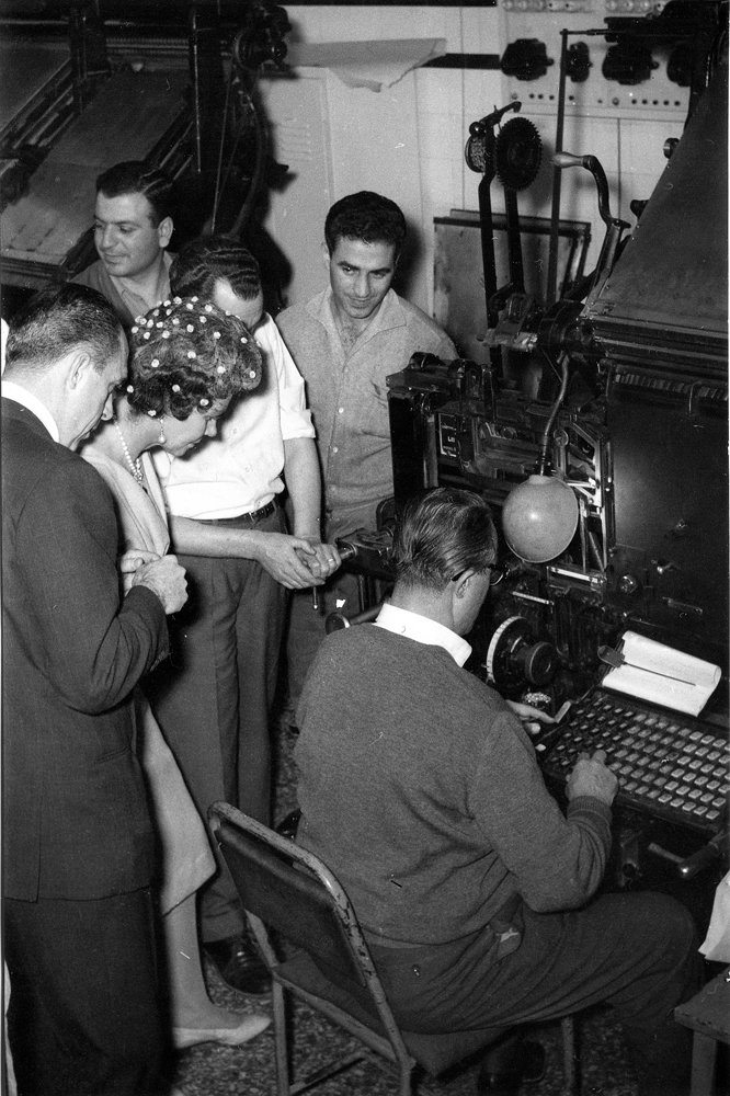 Η Φρειδερίκη παρακολούθησε τους ανθρώπους της εφημερίδας που της έδειχνα το πώς εκτυπώνεται μια εφημερίδα