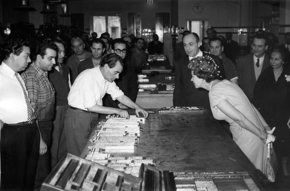 Στα δεξιά της φωτογραφίας, πίσω από τη Φρειδερίκη, ο Κωνσταντίνος Λούνδρας, σύζυγος της Βλάχου