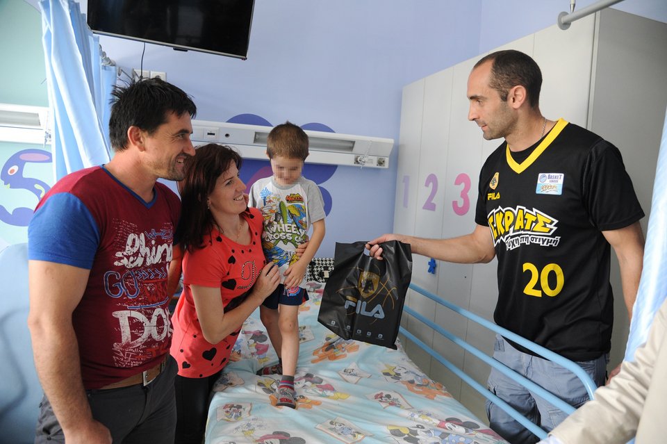 Η ομάδα μπάσκετ της ΑΕΚ στο νοσοκομείο παίδων «Η Αγία Σοφία» | iefimerida.gr 1