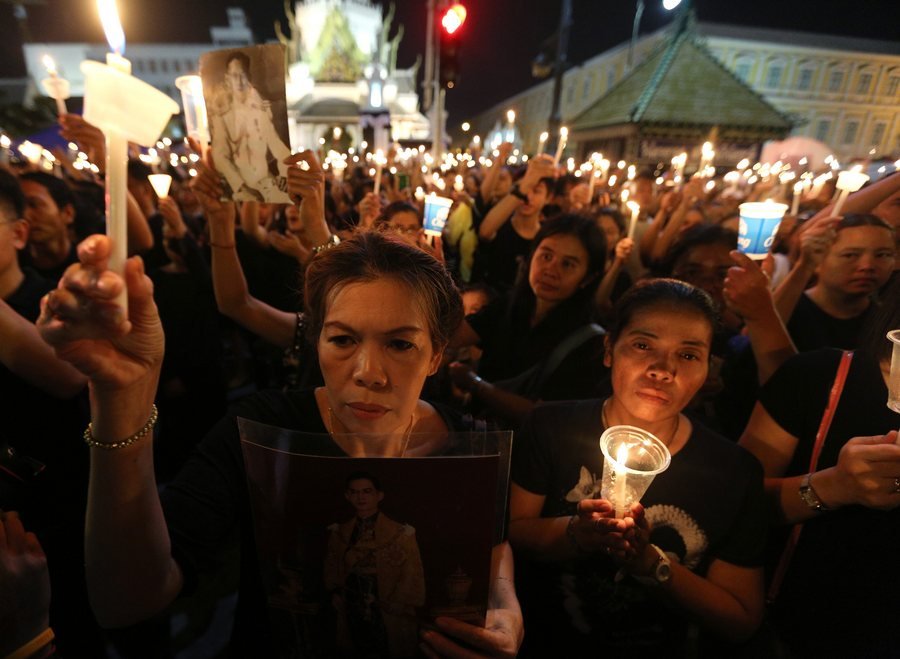Ταϊλάνδη: 150.000 πολίτες στους δρόμους, ντυμένοι στα μαύρα, θρηνούν τον βασιλιά [εικόνες] | iefimerida.gr 2