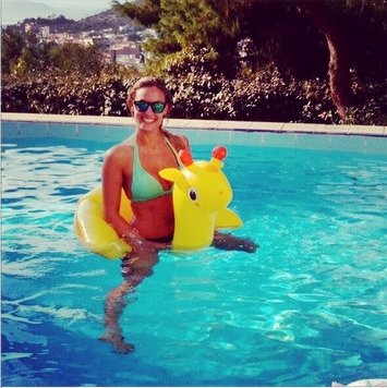 Ακομπλεξάριστη η Μελέτη, παίζει σαν παιδί -Πλατσουρίζει με το μαγιό και το φουσκωτό ζωάκι της [εικόνα] | iefimerida.gr 0