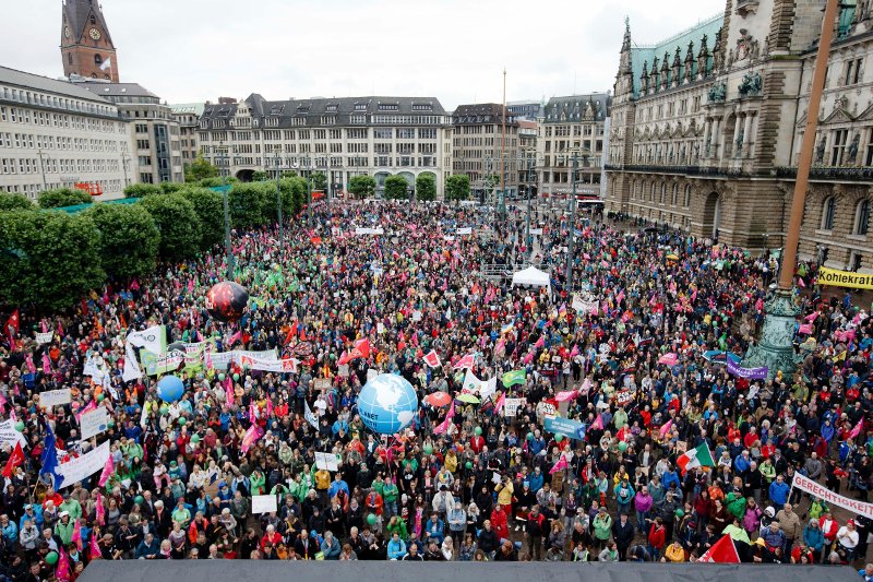 Αμβούργο: Βίαιη επέμβαση της αστυνομίας σε κατασκήνωση ακτιβιστών κατά της G20 [εικόνες & βίντεο]  | iefimerida.gr 0