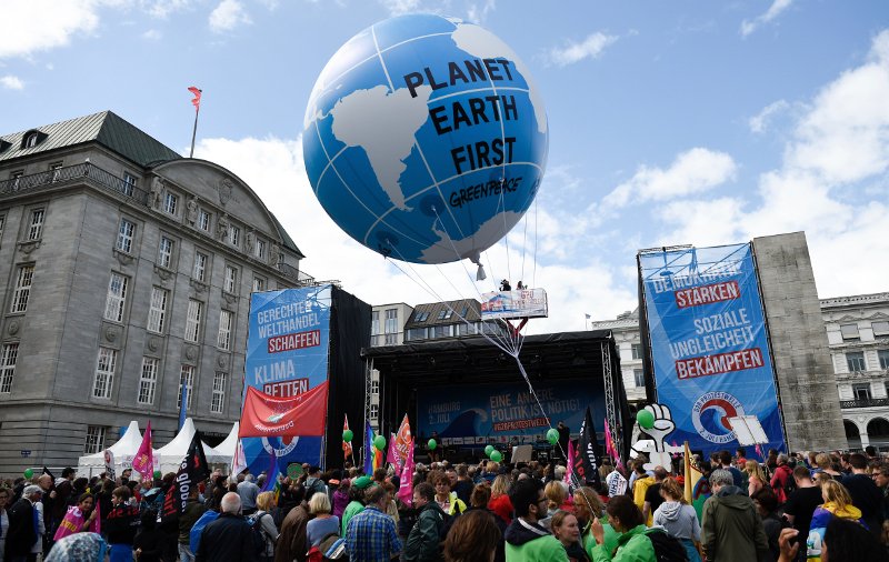 Αμβούργο: Βίαιη επέμβαση της αστυνομίας σε κατασκήνωση ακτιβιστών κατά της G20 [εικόνες & βίντεο]  | iefimerida.gr 1