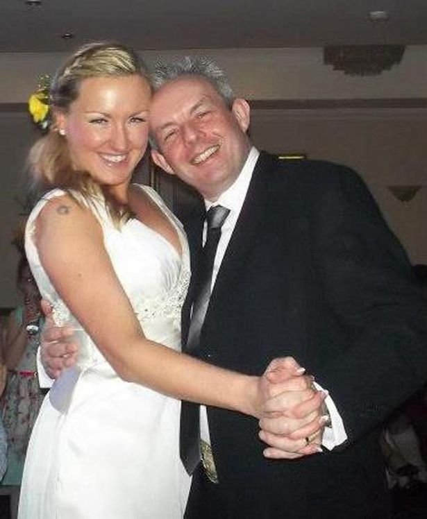 Απατημένος γέμισε την πόλη με πρόστυχες φωτογραφίες της συζύγου του με λεζάντα «Κλειδώστε τους άντρες σας» [εικόνες] | iefimerida.gr 0