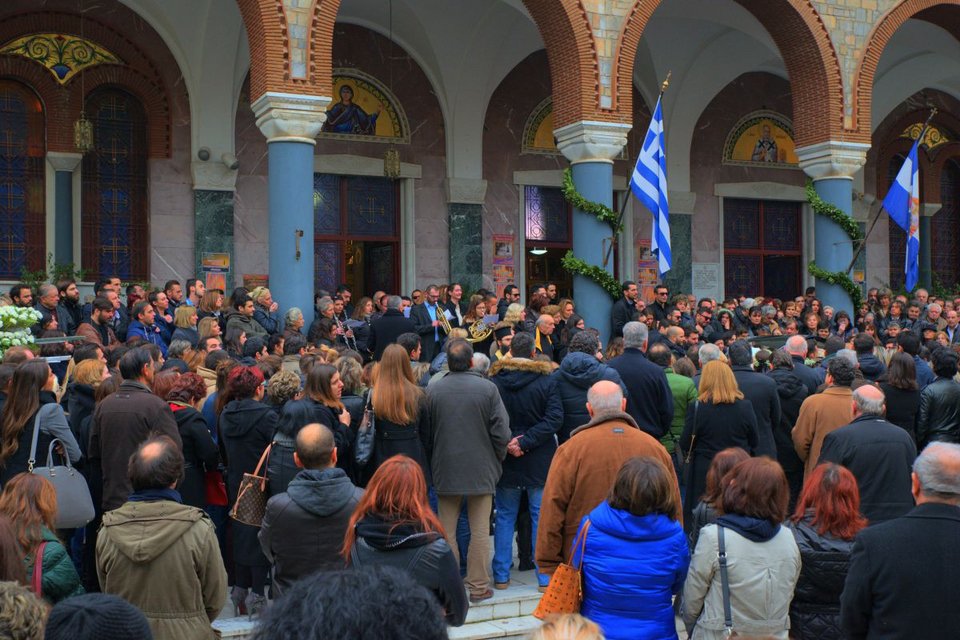 Ανείπωτος πόνος στην κηδεία της 28χρονης Ιωάννας που σκοτώθηκε στην καραμπόλα στο Σχηματάρι [εικόνες] | iefimerida.gr 0