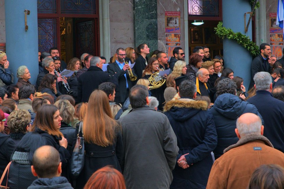 Ανείπωτος πόνος στην κηδεία της 28χρονης Ιωάννας που σκοτώθηκε στην καραμπόλα στο Σχηματάρι [εικόνες] | iefimerida.gr 1