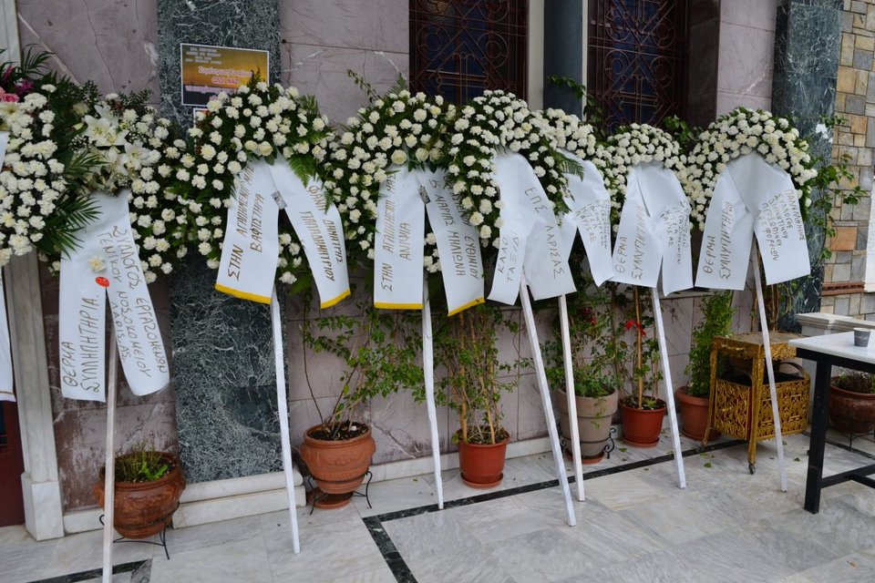 Ανείπωτος πόνος στην κηδεία της 28χρονης Ιωάννας που σκοτώθηκε στην καραμπόλα στο Σχηματάρι [εικόνες] | iefimerida.gr 3