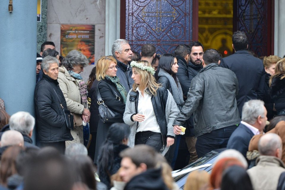 Ανείπωτος πόνος στην κηδεία της 28χρονης Ιωάννας που σκοτώθηκε στην καραμπόλα στο Σχηματάρι [εικόνες] | iefimerida.gr 4