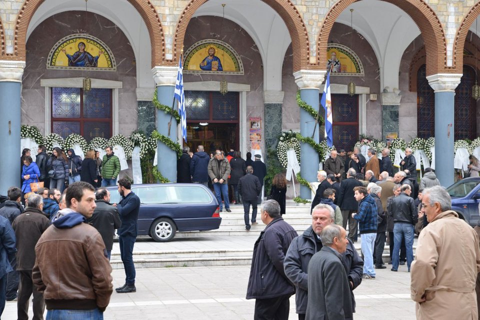 Ανείπωτος πόνος στην κηδεία της 28χρονης Ιωάννας που σκοτώθηκε στην καραμπόλα στο Σχηματάρι [εικόνες] | iefimerida.gr 5