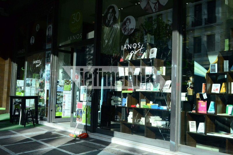Κουκουλοφόροι με λοστούς έσπασαν την τζαμαρία στον Ιανό και εισέβαλαν στο βιβλιοπωλείο [εικόνες] | iefimerida.gr 0