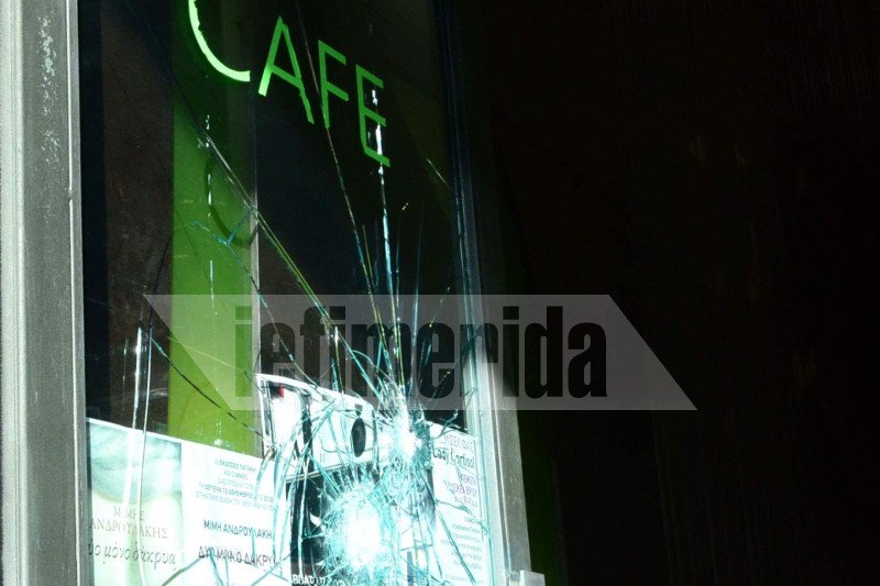 Κουκουλοφόροι με λοστούς έσπασαν την τζαμαρία στον Ιανό και εισέβαλαν στο βιβλιοπωλείο [εικόνες] | iefimerida.gr 1