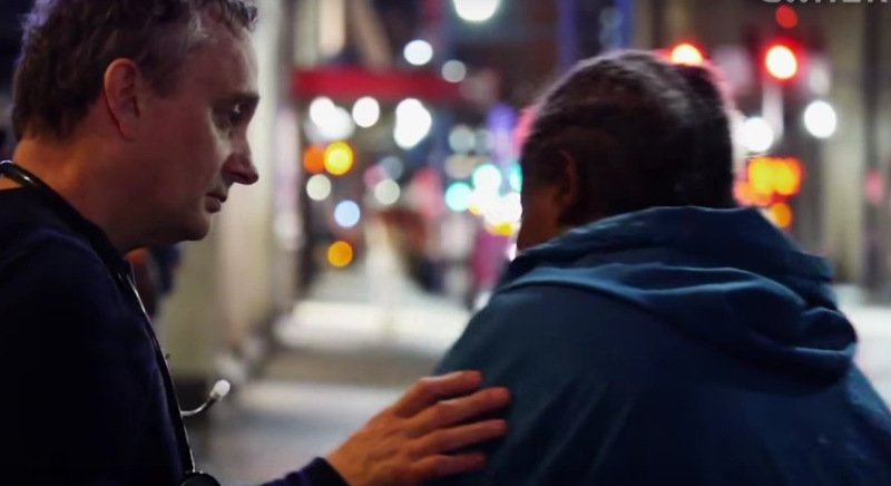 Ο γιατρός των φτωχών - Ο άνδρας που είναι υποψήφιος για «Ηρωας της χρονιάς» [εικόνες] | iefimerida.gr 2