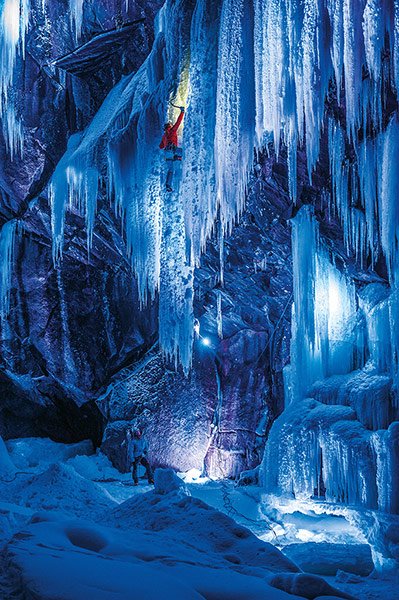 Αναρρίχηση στους απόκοσμους παγωμένους καταρράκτες της Νορβηγίας [εικόνες] | iefimerida.gr 1