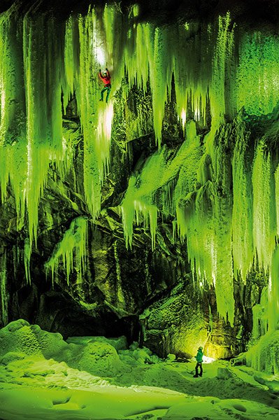 Αναρρίχηση στους απόκοσμους παγωμένους καταρράκτες της Νορβηγίας [εικόνες] | iefimerida.gr 2