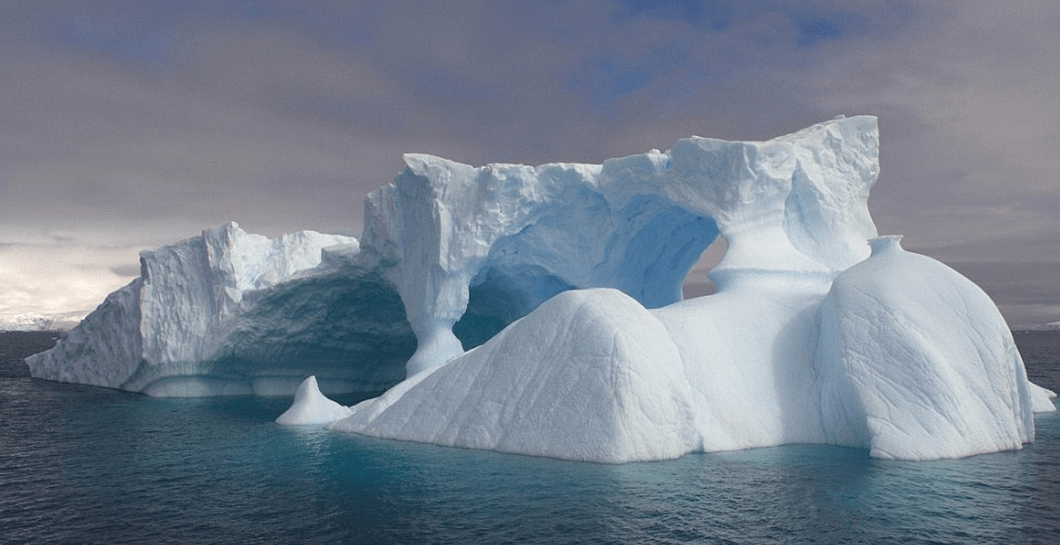 Παγωμένη τέχνη: Η φύση σκαλίζει γλυπτά στα παγόβουνα της Αρκτικής [εικόνες] | iefimerida.gr 2