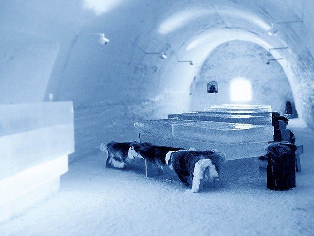 Εστιατόρια στα πιο απίθανα μέρη -Γεύμα στο βυθό, σε σπηλιά, σε γκρεμό ή στον αέρα [εικόνες] | iefimerida.gr 1