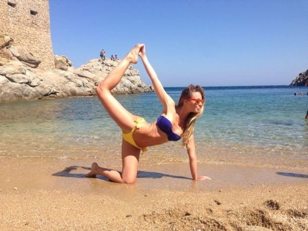 Η ευλύγιστη Σταρ Ελλάς κάνει γιόγκα στην άμμο [εικόνα]  | iefimerida.gr 0