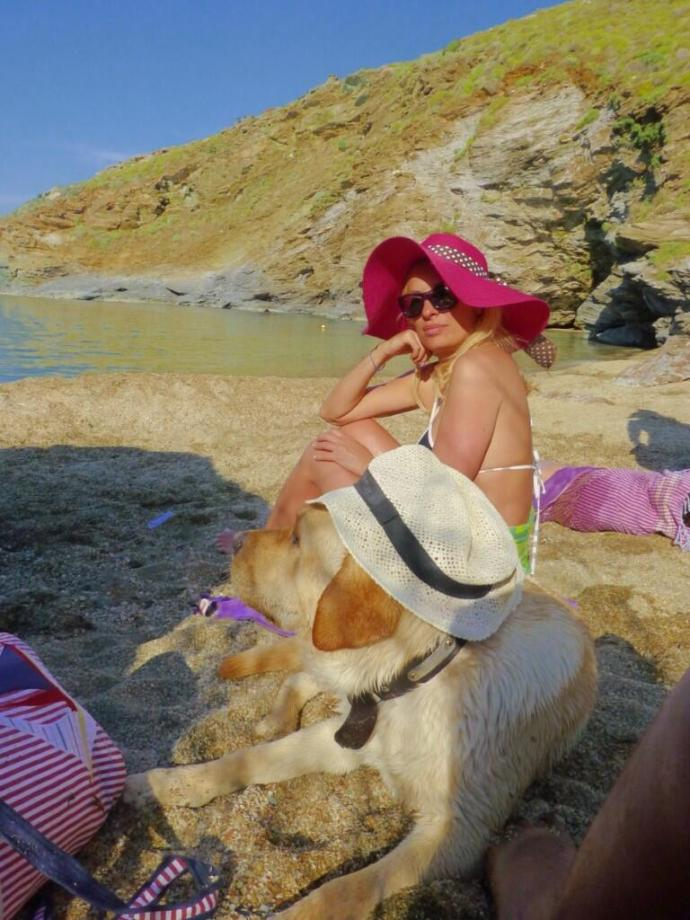 Η Ελένη Μενεγάκη με μπικίνι, παίζει με τον σκύλο της [εικόνες]  | iefimerida.gr 2