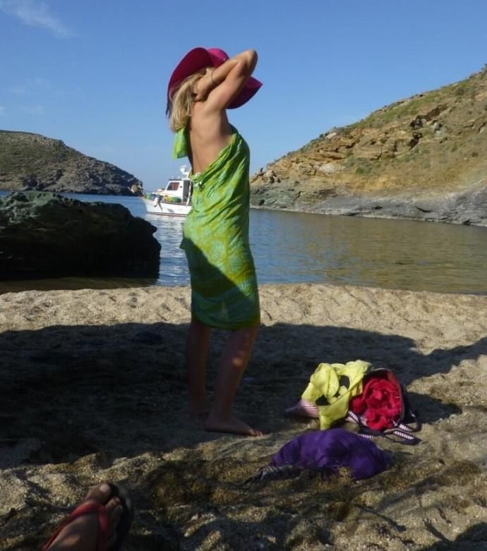 Η Ελένη Μενεγάκη με μπικίνι, παίζει με τον σκύλο της [εικόνες]  | iefimerida.gr 3