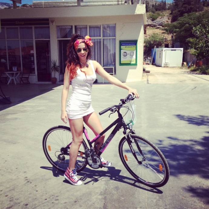 H Κατερίνα Στικούδη γιορτάζει το Πάσχα φορώντας μπικίνι [εικόνες]  | iefimerida.gr 3