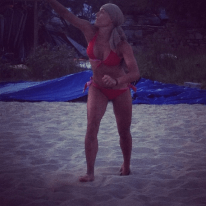 H Ελεονώρα Μελέτη παίζει ρακέτες με καυτό κόκκινο μπικίνι [εικόνες]  | iefimerida.gr 2