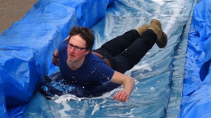 Ξέγνοιαστες βουτιές στην καρδιά της πόλης -Κεντρικός δρόμος του Μπρίστολ μετατρέπεται σε νεροτσουλήθρα [εικόνες] | iefimerida.gr 1