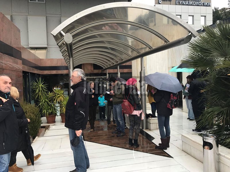 Οπως σημειώνουν, οι 50 συνάδελφοι τους που απολύθηκαν εργάζονταν στις υπηρεσίες σίτισης του ιδιωτικού θεραπευτηρίου καθώς όπως τους ανακοινώθηκε οι εν λόγω υπηρεσίες θα δοθούν σε εργολαβική εταιρία προκειμένου στους χώρους της κουζίνας να δημιουργηθούν επιπλέον χειρουργικές αίθουσες