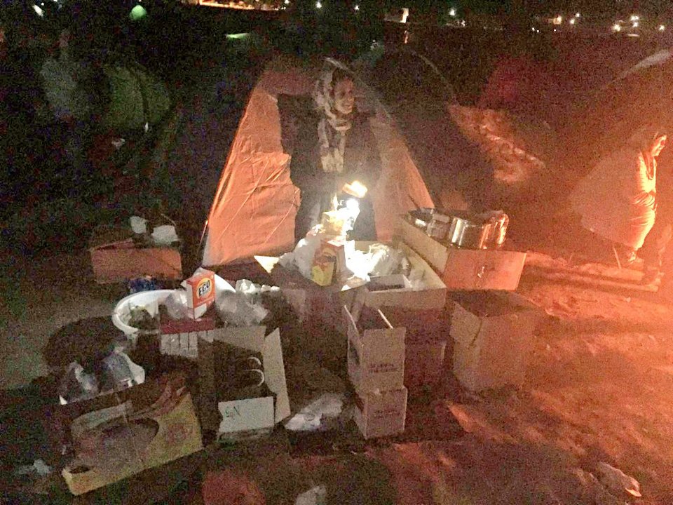 Πρόσφυγες στην Ειδομένη στήνουν υπαίθρια μαγαζιά για να βγάλουν τα προς το ζην [εικόνες] | iefimerida.gr 0