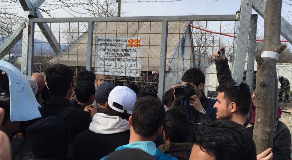 Χάος στην Ειδομένη -500 πρόσφυγες προσπάθησαν να σπάσουν τον κλοιό | iefimerida.gr 7