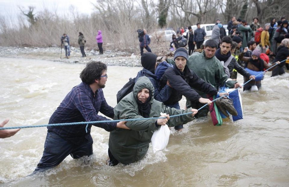 Συγκλονιστικές φωτογραφίες του Reuters -H μεγάλη «απόδραση» των προσφύγων από την Ειδομένη [εικόνες] | iefimerida.gr 4