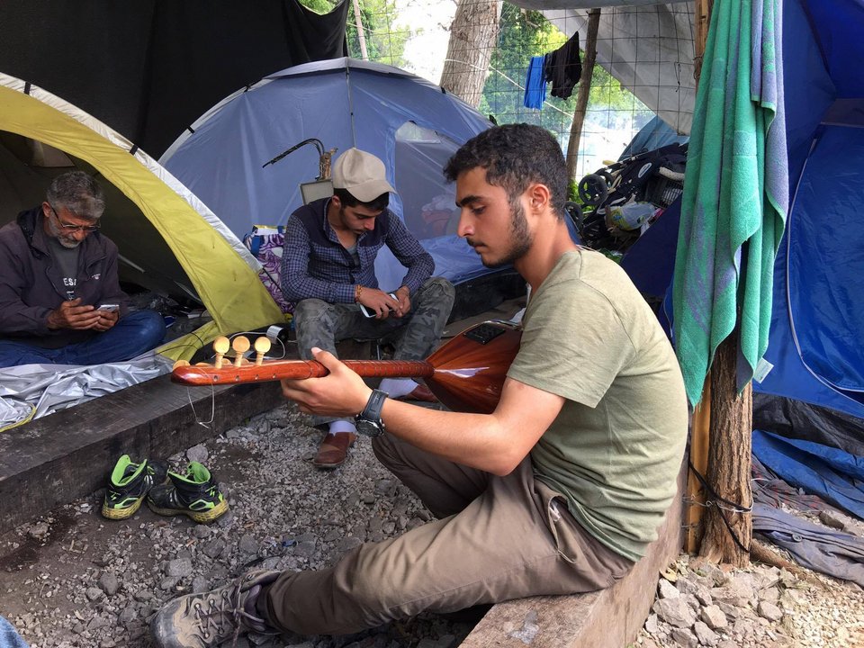 Ρούντι, ο νεαρός πρόσφυγας μουσικός της Ειδομένης [εικόνες] | iefimerida.gr 0