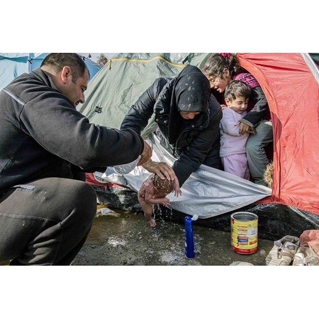 Συγκλονιστικές εικόνες με νεογέννητο μωρό στις λάσπες της Ειδομένης | iefimerida.gr 3