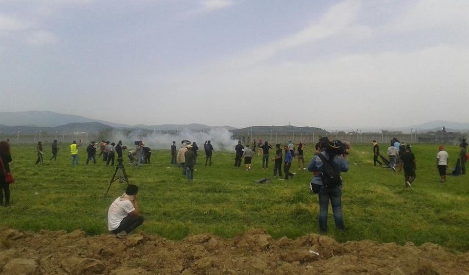 Νέα ένταση στην Ειδομένη -Πέταξαν πάλι χειροβομβίδες κρότου λάμψης οι Σκοπιανοί [εικόνες & βίντεο] | iefimerida.gr 3