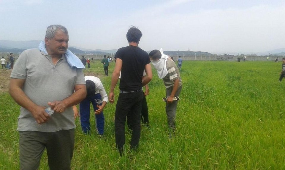 Νέα ένταση στην Ειδομένη -Πέταξαν πάλι χειροβομβίδες κρότου λάμψης οι Σκοπιανοί [εικόνες & βίντεο] | iefimerida.gr 5