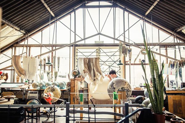 Το μοναδικό εργαστήριο στον κόσμο που φτιάχνει χειροποίητες υδρόγειες σφαίρες [εικόνες] | iefimerida.gr 3