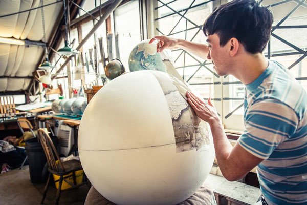 Το μοναδικό εργαστήριο στον κόσμο που φτιάχνει χειροποίητες υδρόγειες σφαίρες [εικόνες] | iefimerida.gr 4