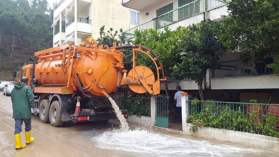 Εικόνες καταστροφής μετά τη φονική κακοκαιρία στη μισή χώρα [εικόνες] | iefimerida.gr 8