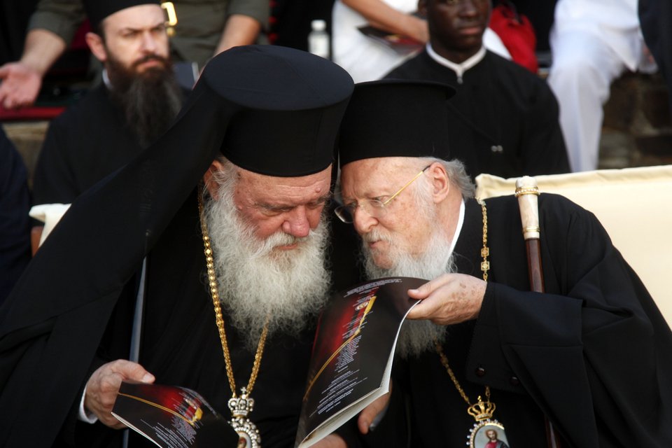 H Μαρία Φαραντούρη τραγούδησε για τους ιερείς, επικεφαλής των εκκλησιών στην Κρήτη [εικόνες & βίντεο] | iefimerida.gr 4