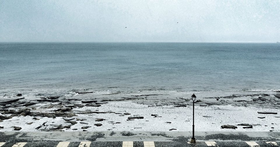 Ιεράπετρα: Το έστρωσε ακόμα και στην παραλία -Χιόνι εκεί που σκάει το κύμα [εικόνες] | iefimerida.gr 1