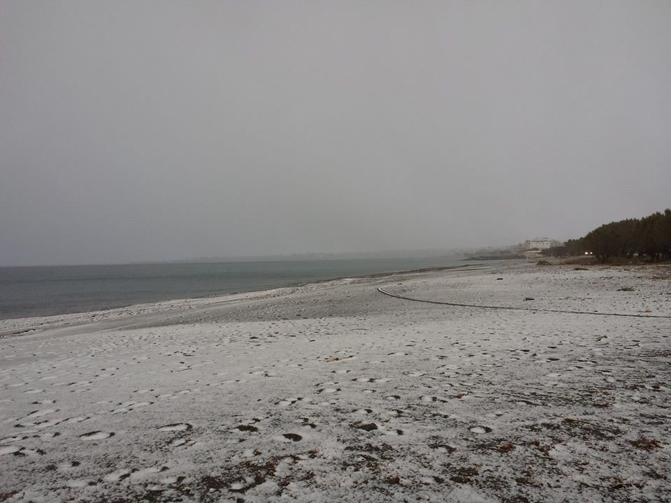 Ιεράπετρα: Το έστρωσε ακόμα και στην παραλία -Χιόνι εκεί που σκάει το κύμα [εικόνες] | iefimerida.gr 2