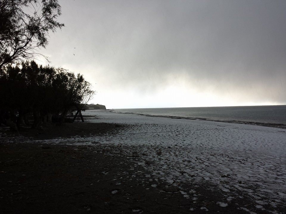 Ιεράπετρα: Το έστρωσε ακόμα και στην παραλία -Χιόνι εκεί που σκάει το κύμα [εικόνες] | iefimerida.gr 3